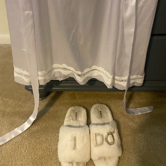 Bride robe with lace trim and slippers - Picture 3 of 5